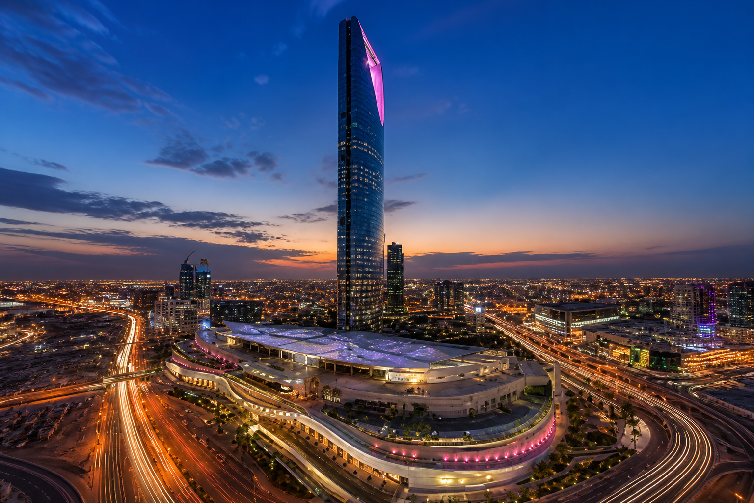 واجهات معمارية مضيئة عند المساء